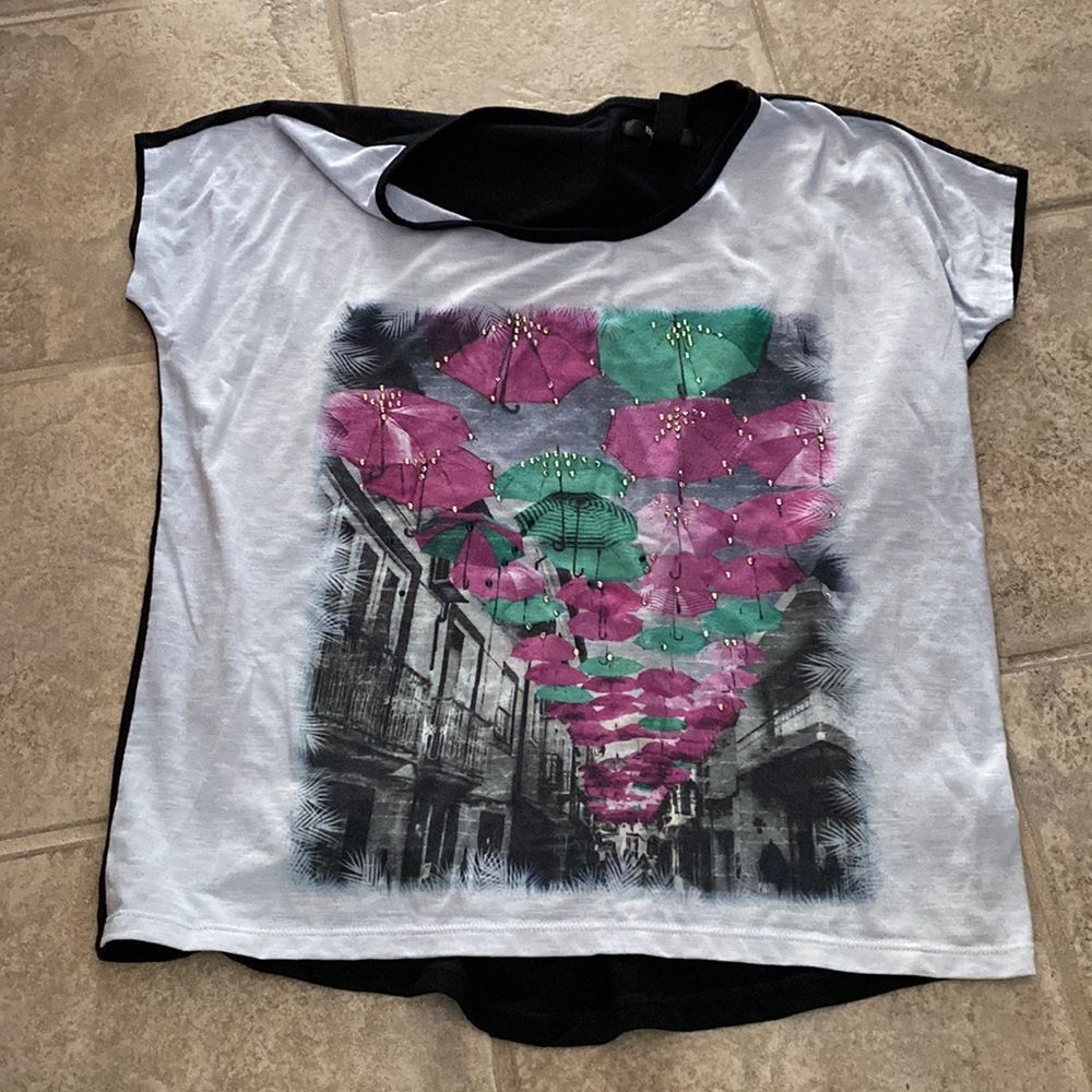 PM s/s blouse w/ umbrellas on front, white background. back is black w/ …